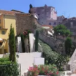 Vieux Nice, grand 2 pièces sur jardins, parking, calme