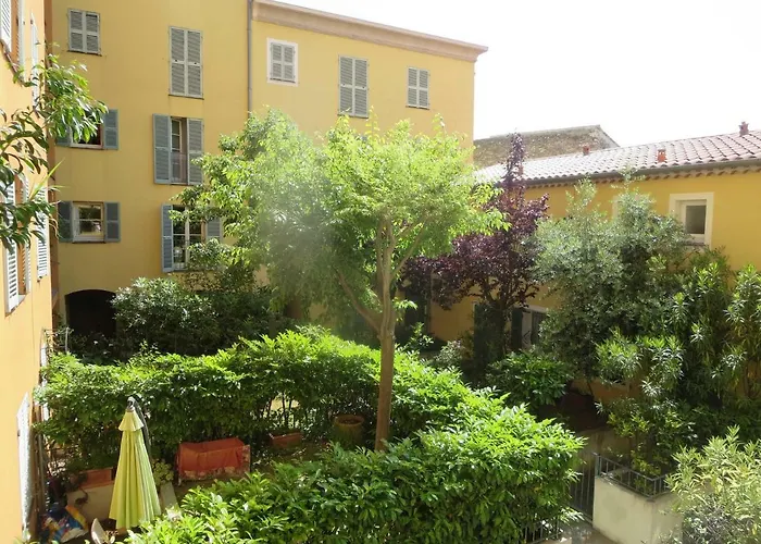 Vieux Nice, grand 2 pièces sur jardins, parking, calme